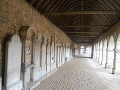 Cloître du cimetière.