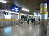 ホームに停車する2200系電車と新駅名標（2008年10月）