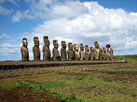 Moai dell'Isola di Pasqua rivolto verso l'entroterra, Ahu Tongariki, c. 1250 - 1500, restaurata dall'archeologo cileno Claudio Cristino negli anni '90