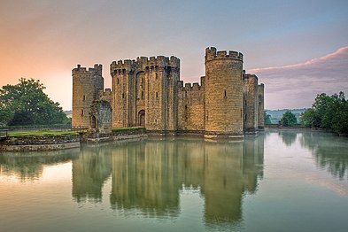 Castell de Bodiam, Anglaterra (segle xiv)