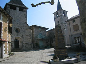 Ar vourc’h, gant iliz katolik Sant Pêr ha monumant ar re varv.