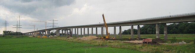 Alte Störbrücke der A 23 zu Beginn der Bauarbeiten; zu beachten ist die schon seit Jahren vorhandene stählerne Abstützung rechts und links der Flussüberquerung.