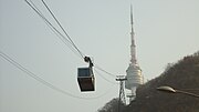 Gondel onderweg met N Seoul Tower op de achtergrond