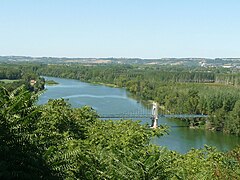 El río en Auvillar, con el puente colgante