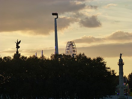 Vue depuis la rive droite à la tombée de la nuit.