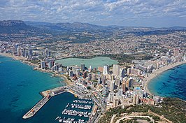 Calp gezien vanaf El peñon de Ifach, een hoge klif ten zuidoosten van de stad