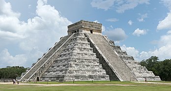 La piramida de Kukulcan, a Chichén Itzá, dens lo Yucatan. (veré dèfenicion 9 771 × 5 197*)