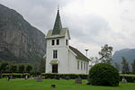 Foto einer Holzkirche in bergiger Umgebung