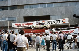 Twee opleggers vormen op het Eindhovense Stadhuisplein het startpodium van de ELE Rally 1982