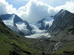 Blick auf den Gaisbergferner mit dem Hochfirst links, der Liebenerspitze rechts der Mitte im Hintergrund und dem Kirchenkogel rechts