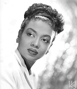 Portrait en noir et blanc d'Hazel Scott