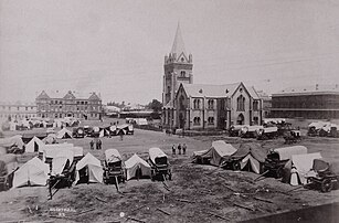 L'Alexandra building, l'église néo-gothique et le Grand Hotel sur la Place de l'église dans les années 1890.