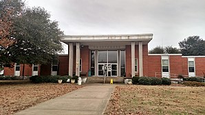 Nevada County Courthouse in Prescott (2018). Das 1964 an der Stelle des vorigen Courthouse errichtete Gerichts- und Verwaltungsgebäude des County ist seit Mai 2018 im NRHP eingetragen.[1]