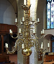 Takkrona, cirka 1650-tal, holländsk barockmodell med stor kula under stammen, tillverkad av mässing, St Mårtens kyrka, Bremen.