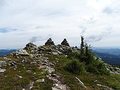 Steinmandln am Grat östlich des Gipfels.