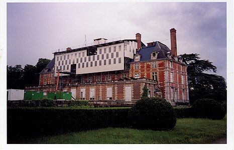 Le château recouvert par l'échafaudage-parapluie lors des gros travaux de réfection de la toiture principale en 1999.