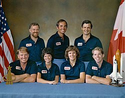 v. l. n. r. Vorne: Jon McBride, Sally Ride, Kathryn Sullivan, David Leestma; Hinten: Paul Scully-Power, Robert Crippen, Marc Garneau