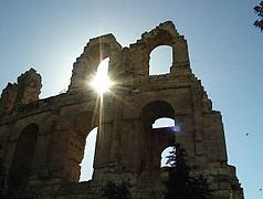 Il sole attraverso l'anfiteatro di El Jem