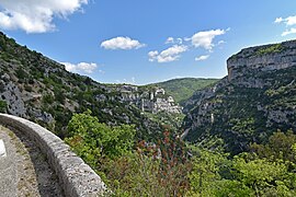 La route taillée dans le flanc des gorges offre des points de vue saisissants