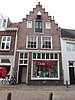 Huis met trapgevel met hijsbalk, plm. 1610. Vroeger pakhuis, thans woning en winkel