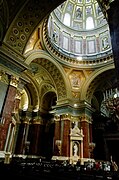 Vue de l'intérieur de la basilique. Au pied de la colonne centrale se trouve une statue de Alajos Stróbl représentant saint Gellért et son disciple saint Emeryka.