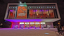 Das Kino International wird von außen lila-rot beleuchtet im Rahmen der Initiative Kino leuchtet