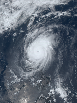 紅霞在5月10日即將以巔峰強度擦過呂宋東北角， 風眼在衞星雲圖上清晰可見。