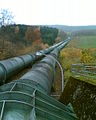 Die Rohrleitungen für Wasser eines Pumpspeicherkraftwerks sind grün.