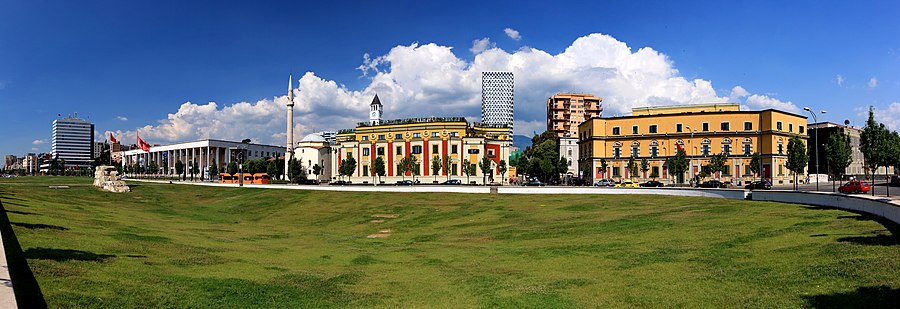 A Szkander bég tér panorámaképe