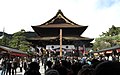 Vue du Gokaicho de 2009, avec le poteau Eko-bashira que les pèlerins s'efforcent de toucher.