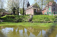 L'église de Fontaine-Uterte (Aisne) se mirant dans l'étang.