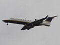 Un Learjet 45 in atterraggio al Farnborough Air Show del 2008.