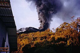 Rökpelare från Tungurahua 2003.