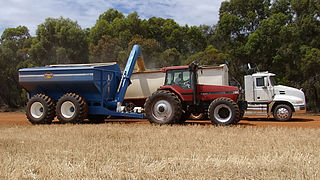 Pour les récoltes, l'utilisation d'un transbordeur bien chaussé sur le champ permet d'éviter la compaction qu'occasionneraient des camions routiers ou des bennes ordinaires.