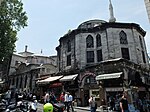 Camii türbesi (solda) ve kütüphanesi (sağda)