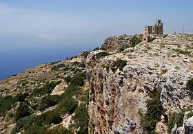 Vue des falaises et du point culminant de l'île.