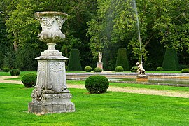 Vase dans le jardin à la française.