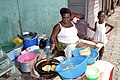 Vendeuse de beignets à Abidjan en Côte d'Ivoire.