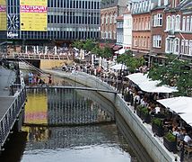 Åboulevarden har i dag mange café'er, restauranter, hoteller og værtshuse på strækningen mellem Immervad og Europaplads.