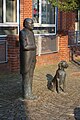 Bronsplastiek „Herr Lienhop mit Weimaraner“, één der vele sculpturen in de openbare ruimte te Bassum