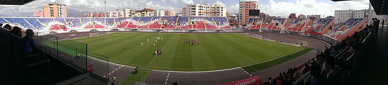 Panorama stadiona tijekom utakmice između KF Vllaznia i KS Flamurtari.