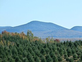 Vue du mont D'Urban depuis la route 212 entre La Patrie et Notre-Dame-des-Bois.