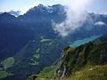 Klöntalersee gesehen aus der Südflanke des Wiggis mit der sichtbaren ursprünglichen natürlichen Stauung