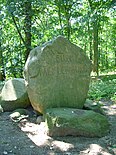 Wall der Burgsiedlung und Denkmal an der Stelle der früheren Mecklenburg