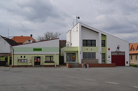 Poste et mairie.