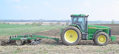 Décompactage au chisel (30 à 40 cm de profondeur). Il doit être réalisé en condition suffisamment sèche. Ce type d'outil est aussi appelé décompacteur.