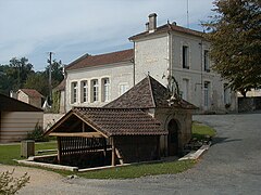 Le lavoir du bourg et la mairie.