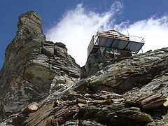 Le refuge Jean-Antoine Carrel. Derrière le refuge se trouvent la « corde du réveil » et la Grande Tour.