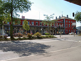 Empfangsgebäude und Bahnhofsvorplatz