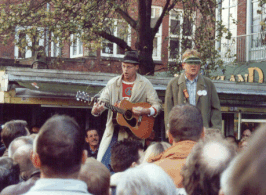 Pé en Rinus tijdens een optreden op de Herestraat in 2000